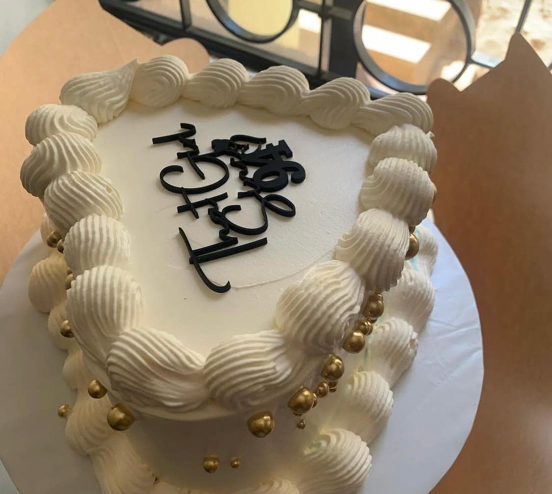 2kg Vanilla vintage theme cake - image 2